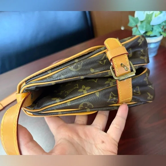 Louis Vuitton Saumur 30 in Monogramπ§‘ - Picture 6 of 17